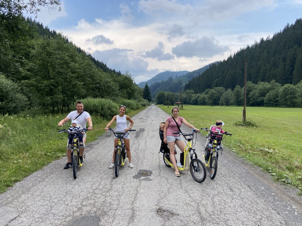 Rodina s deťmi na elektrobicykloch v Ľubochnianskej doline