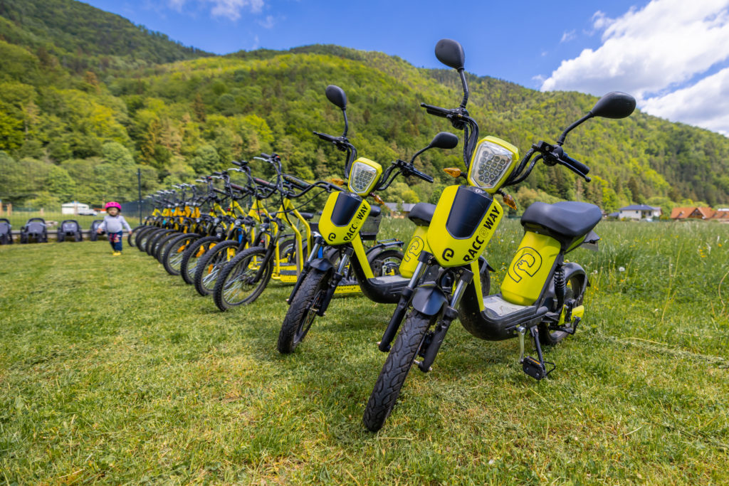 Záber na elektrobicykle pripravené na jazdu.